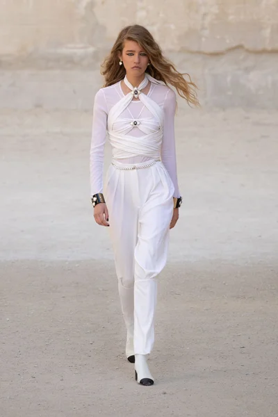 Look 3